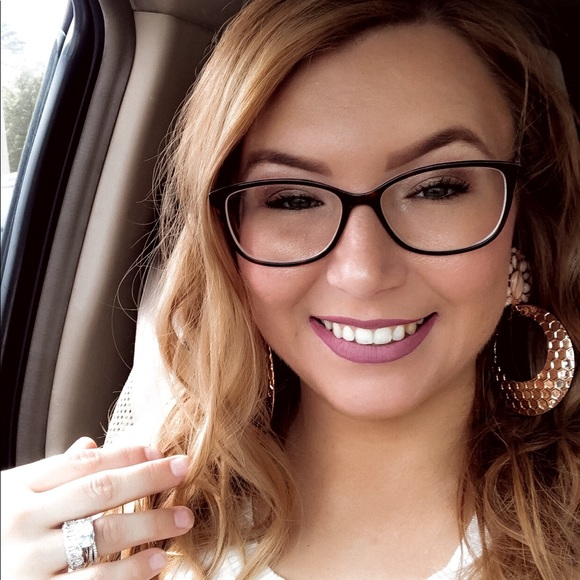 Meet your Posher, Cybil - Picture 2 of 4